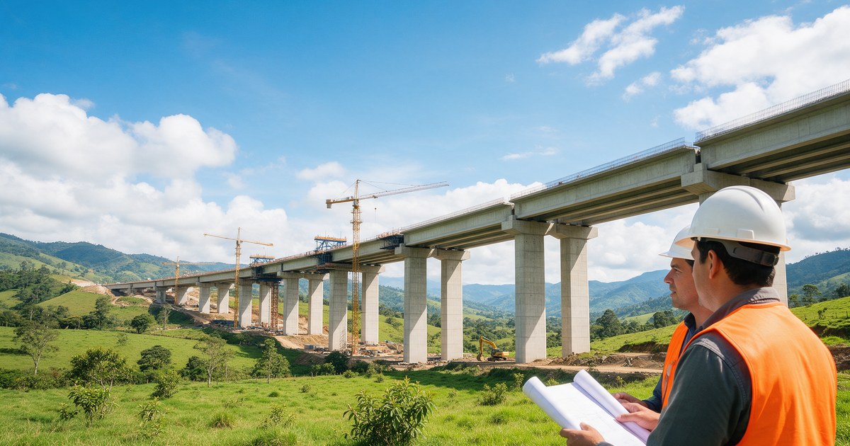 Supervisión de obra de infraestructura bajo contrato FIDIC Profesional de obra con casco y chaleco naranja revisa planos frente a un viaducto en construcción de un proyecto de infraestructura